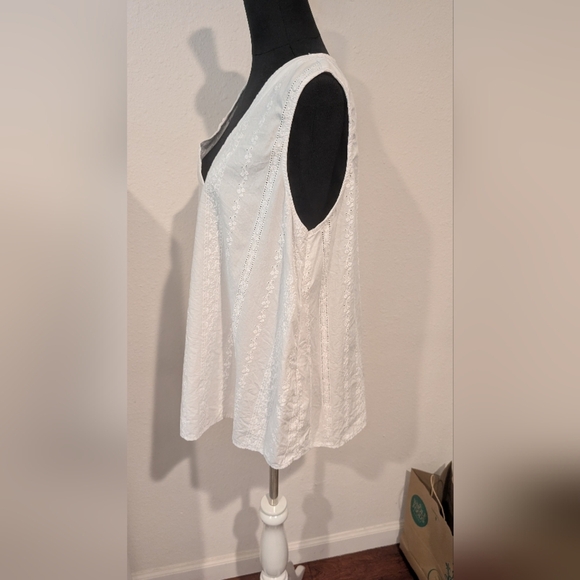 NWOT White Sleeveless Eyelit Cotton V-Neck Tank Blouse Size XL - Picture 5 of 7